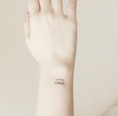 tatuaggio minimal infinity sul polso