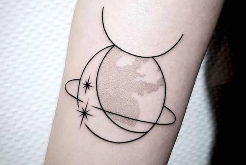 tatuaggio minimal Toro con mezza luna, stelle e simbolo zodiacale