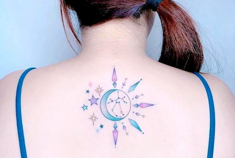 tatuagem da lua e da constelação de sagitário nas costas