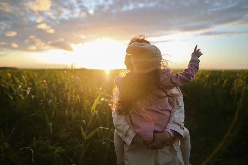 madre e figlia su un campo d'erba