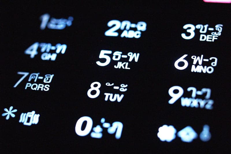 numeri sulla tastiera del telefono colorati in bianco e nero sui numeri