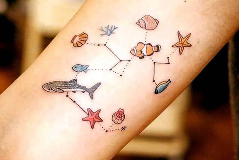 tatuagem colorida da constelação de sagitário com tema do oceano