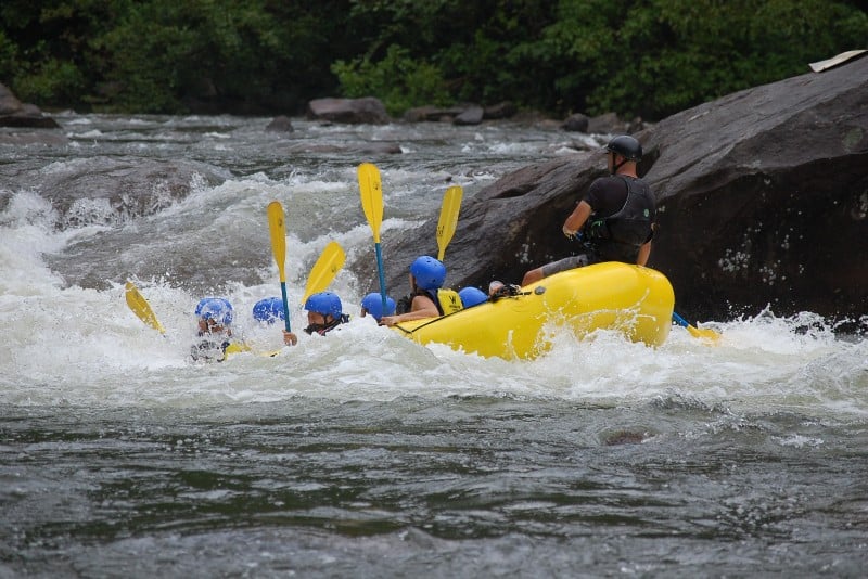 gente montando en kayak amarillo