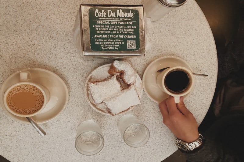 dos tazas de café cerca de rebanadas de pastel