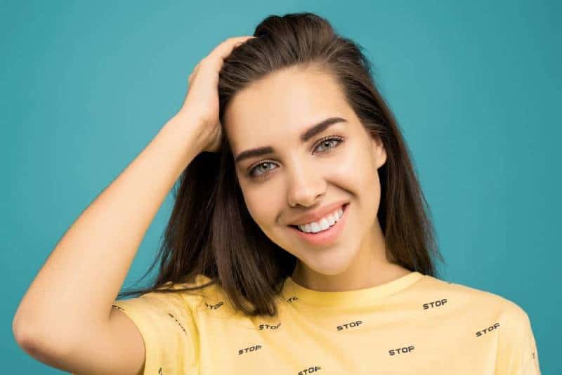 foto de mujer con una sencilla camisa amarilla