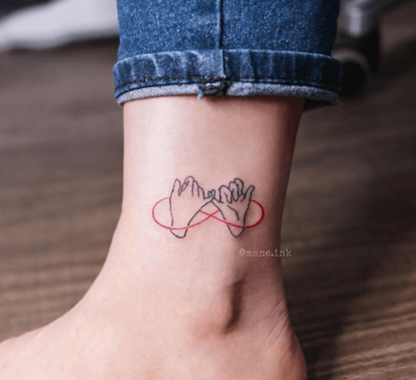 tatuaggio mani promessa mignolo e segno rosso