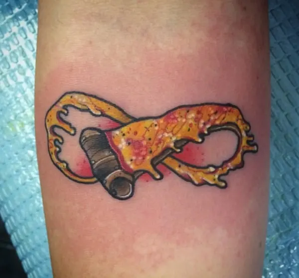 Tatouage pizza infini sur le bras
