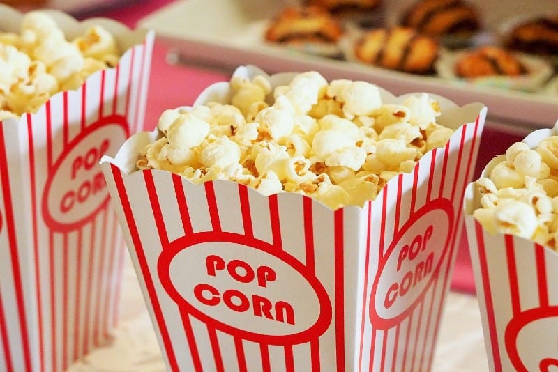 popcorn in scatola su superficie bianca
