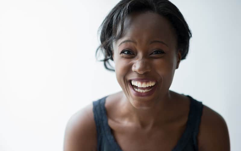 Ritratto di donna afro-americana sorridente