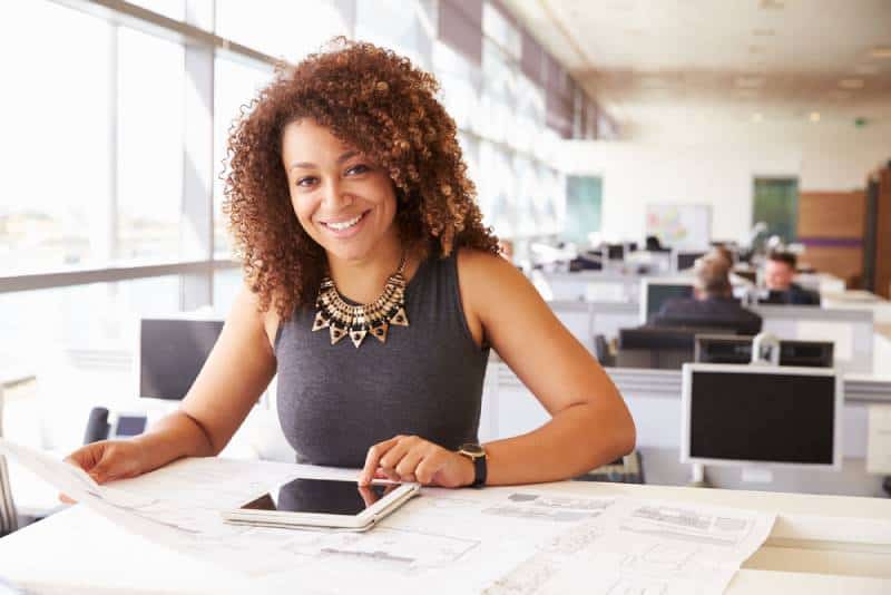 retrato de uma mulher sorridente no escritório