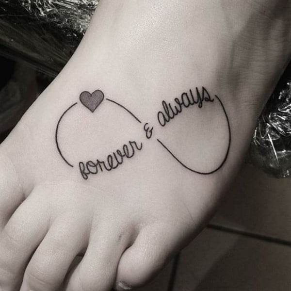 citazione con tatuaggio a cuore sul piede