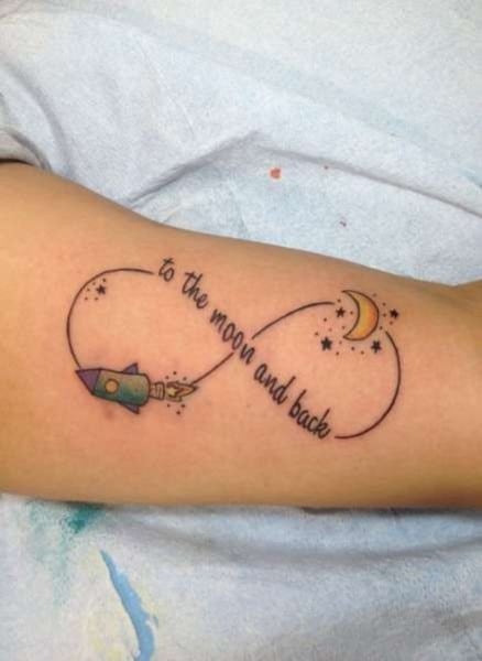 citazione con razzo spaziale e luna illustrazione tatuaggio sul braccio