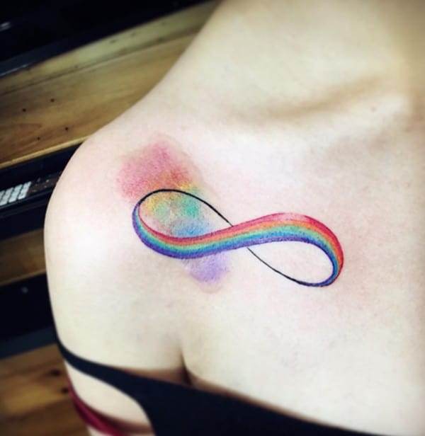 tatuaggio acquerello arcobaleno sotto la clavicola