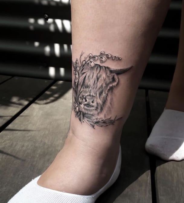 tatuagem realista de touro na perna