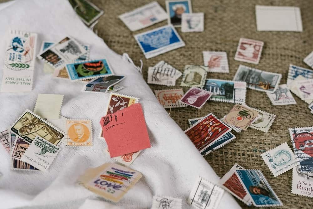 cartões de amor em vermelho e branco sobre tecido branco