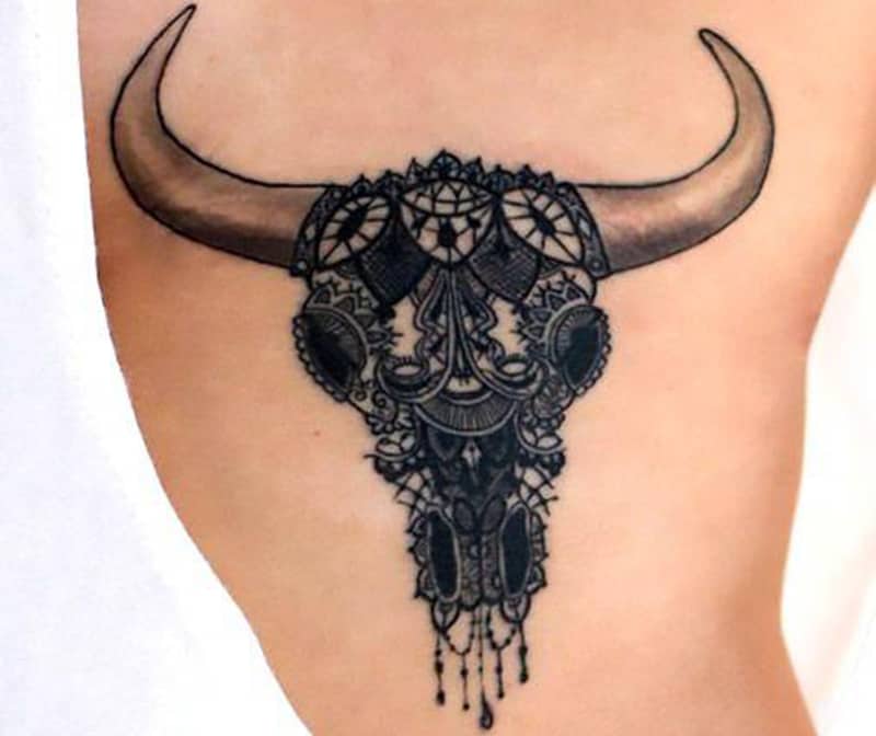 tatuagem de touro com pormenores ricos