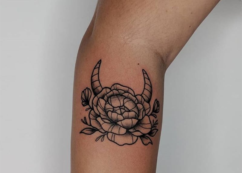 tatuaje de rosa con cuernos de toro