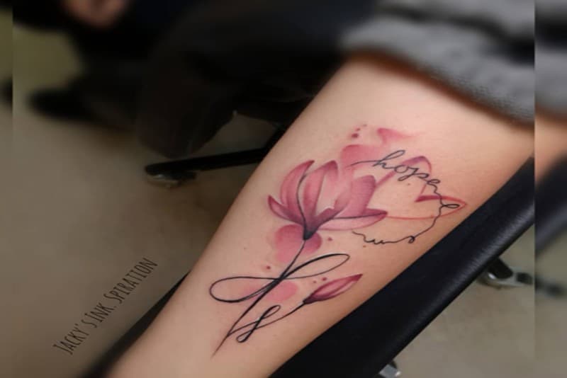 tatuaggio fiore acquerello rosa con scritte