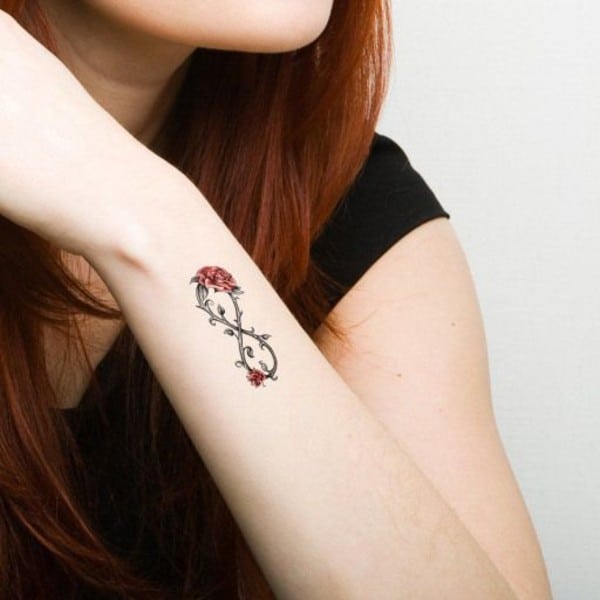 rose rosse con spine tatuaggio sul polso
