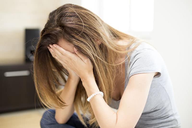 mujer triste llorando en la habitacion