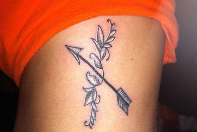 tatuaje zodiacal sagitario con detalles florales