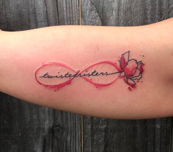 tatuaggio sorella in un segno rosa con un fiore