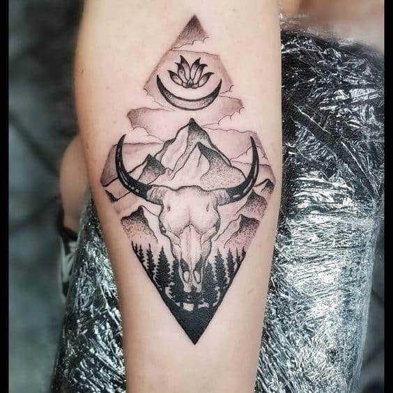 tatuagem de caveira num losango no braço