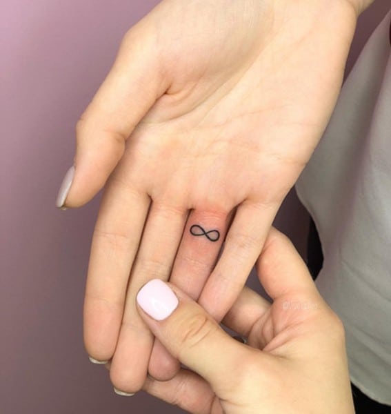 piccolo tatuaggio all'interno del dito