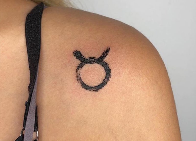 tatuagem de touro com desenho de pincel suave no ombro