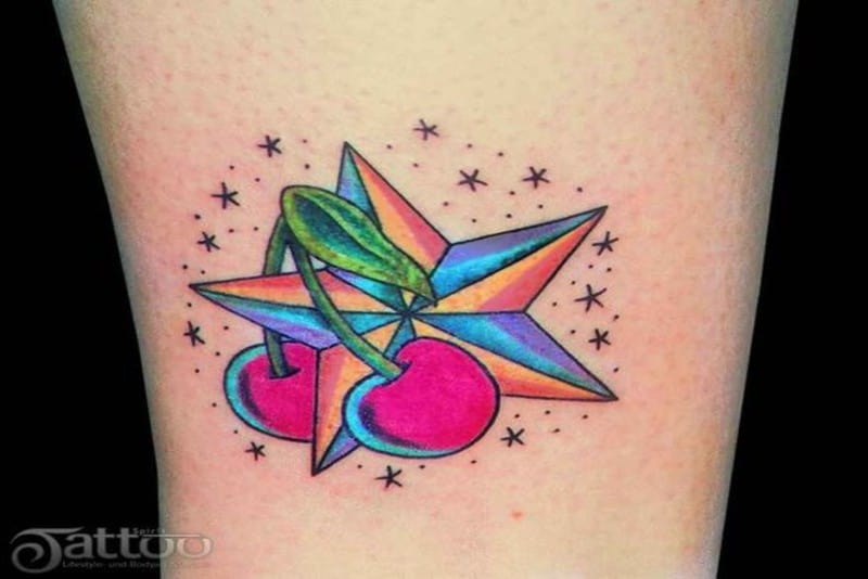 tatuagem de estrela colorida no braço