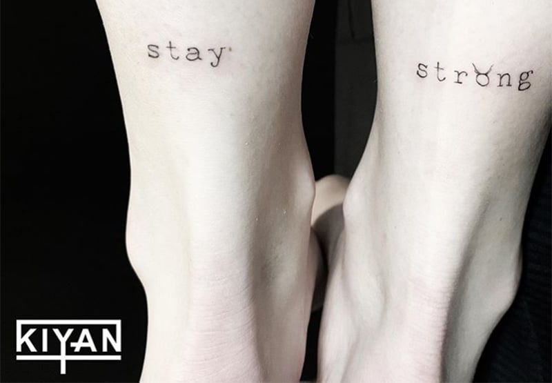 tatuagem com guião "stay strong" com o símbolo do zodíaco de touro