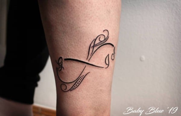 tatuaggio con disegno a spirale sul braccio