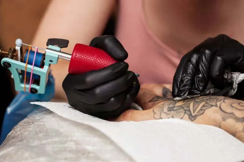 tattoo master makes a tattoo
