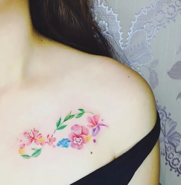 tatouage avec des motifs botaniques sous la clavicule