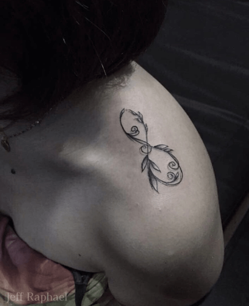 tatuaggio con foglie sulla spalla