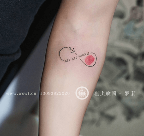 tatuaggio delicato con numeri romani, ancora e rosa rossa