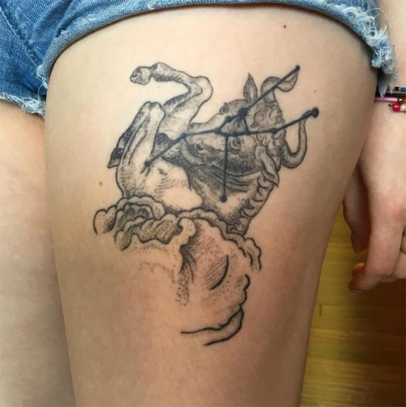 constelação de taurus dentro de uma tatuagem de touro na coxa