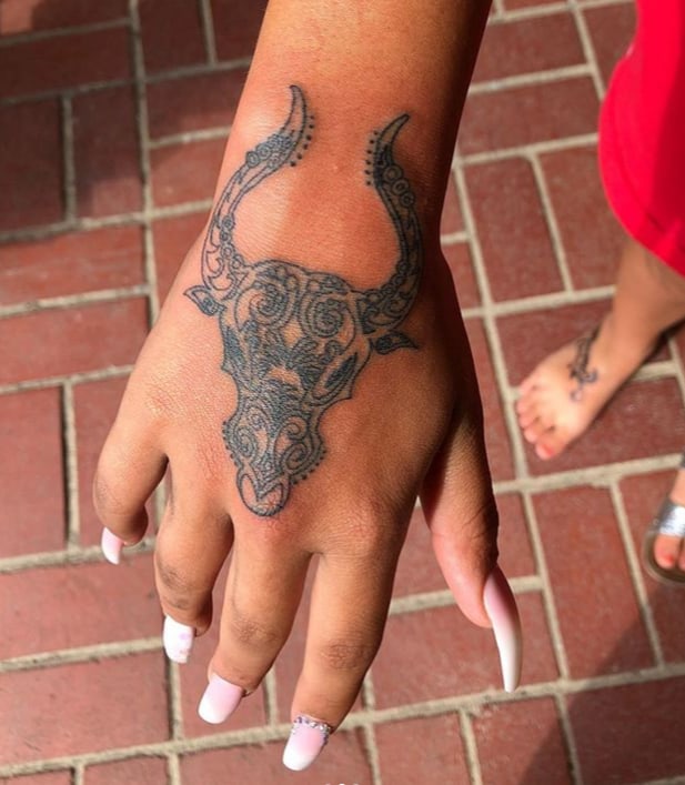 tatuaggio a mano taurus in stile boho