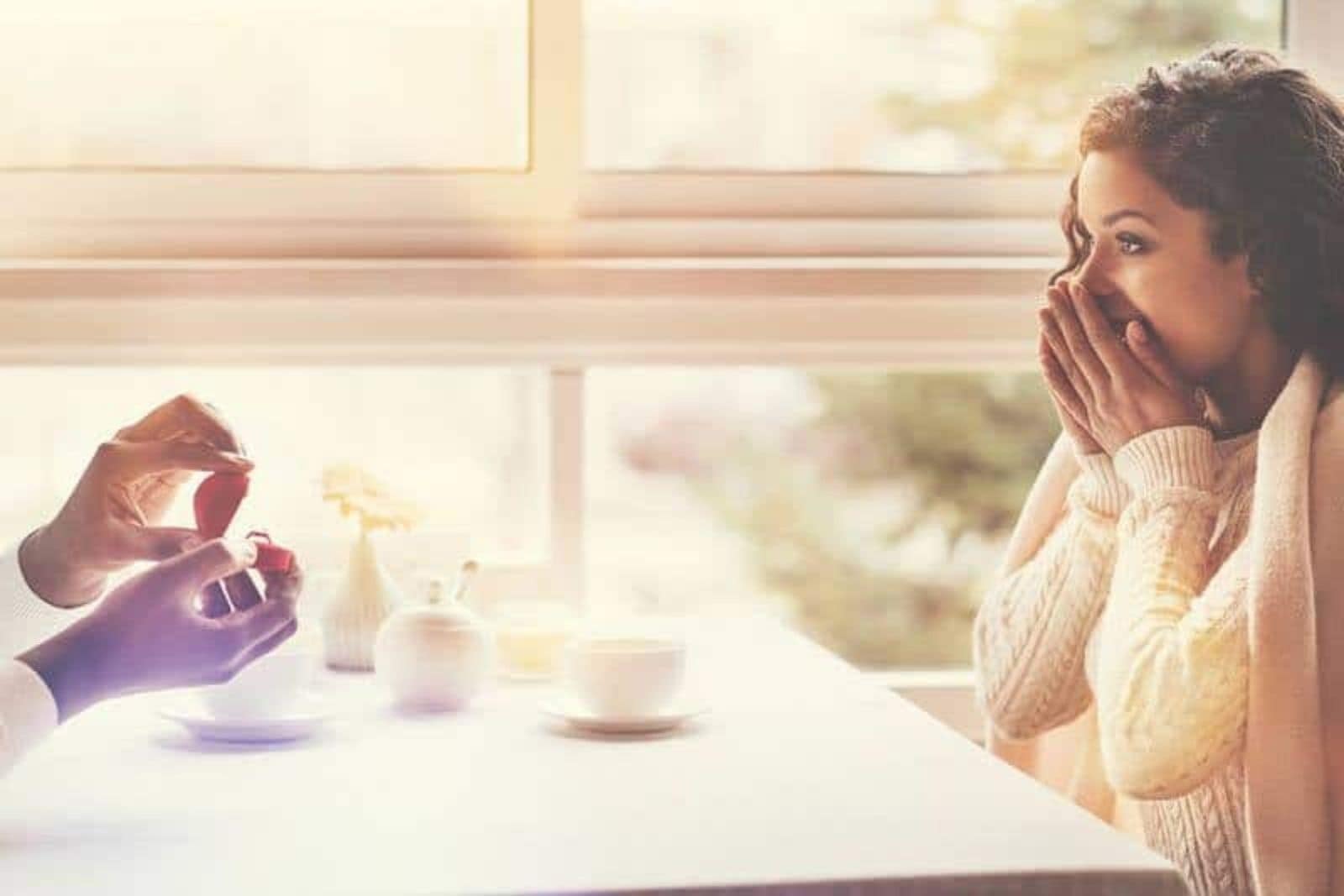 l'uomo chiede alla donna di sposarlo