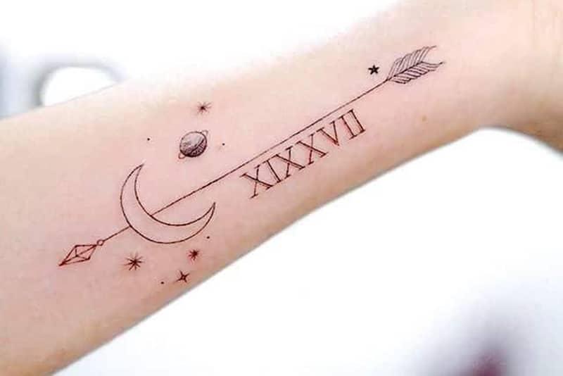 tatuagem do universo e da lua com planetas à volta de uma seta longa