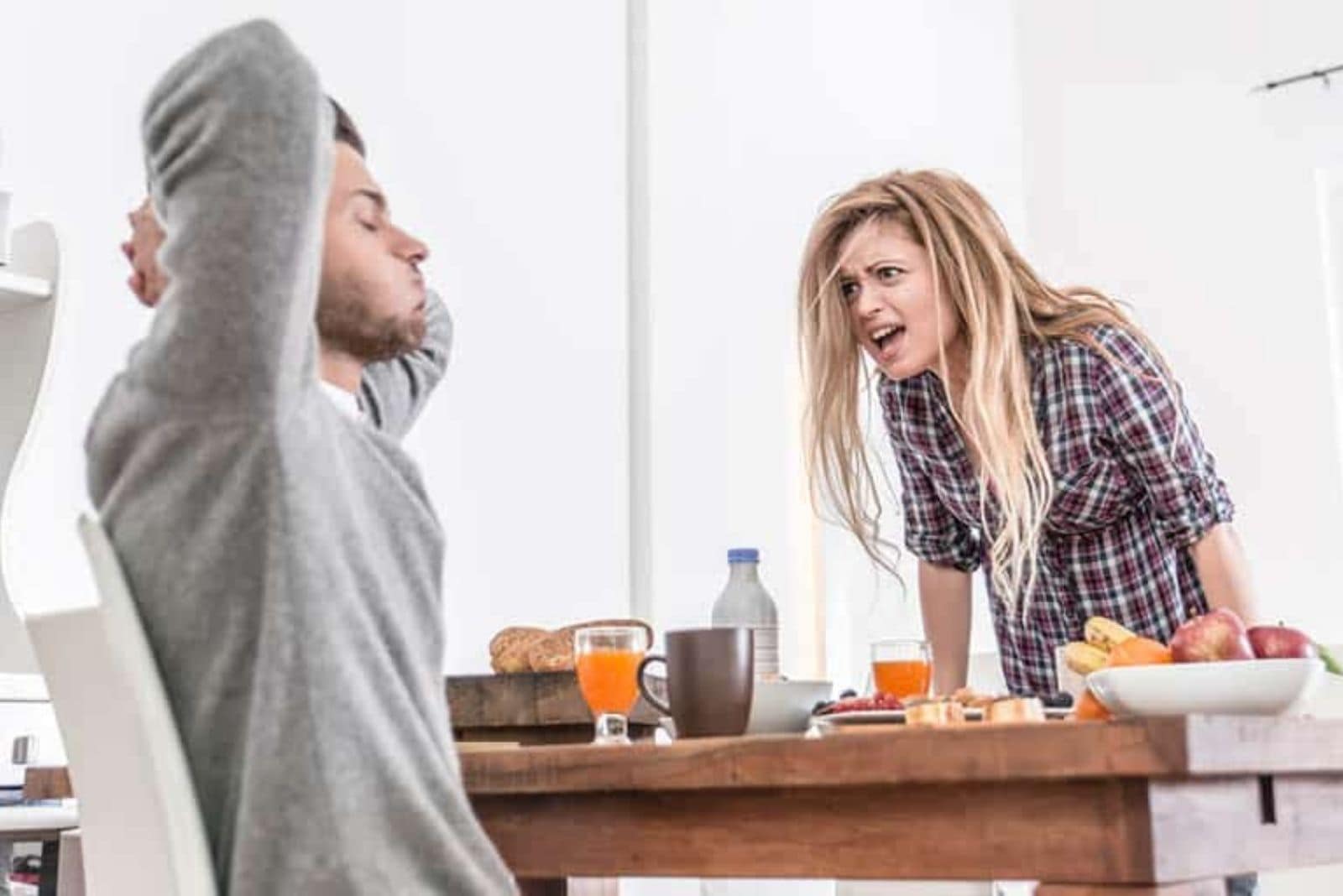 a mulher grita com o homem enquanto ele se afasta