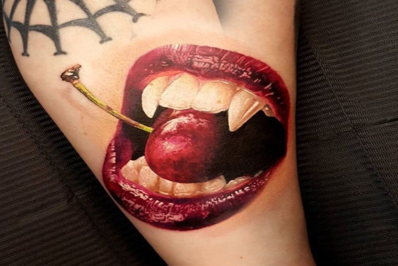 bocca di vampiro con tatuaggio di ciliegia