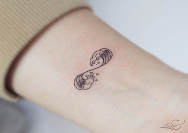 tatuaggio a forma di onda infinita sul polso