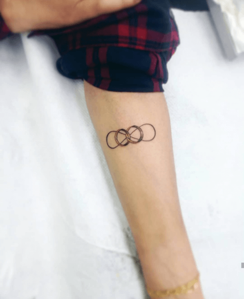tatuaggio unico fedi nuziali segno dell'infinito