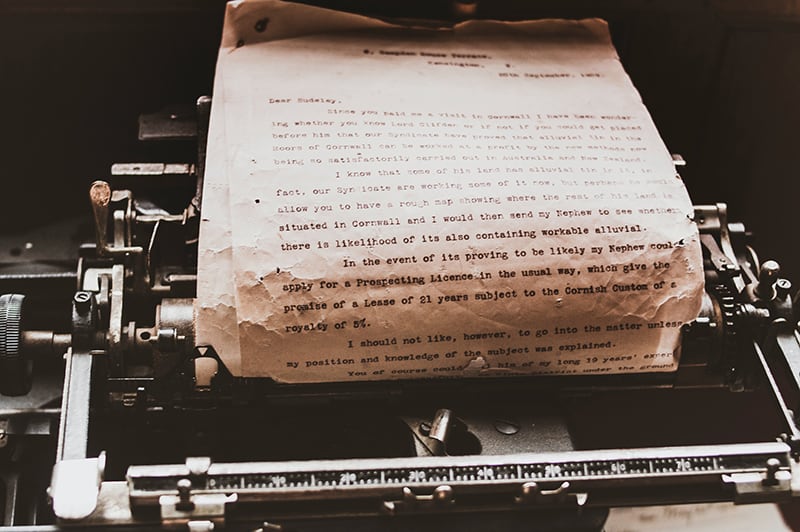 carta bianca per stampante stropicciata nella macchina da scrivere