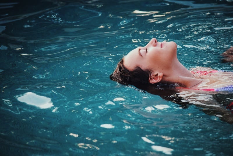 donna in bikini che galleggia in acqua