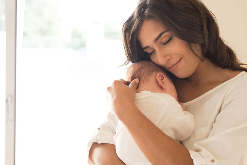 mujer con su bebé en brazos