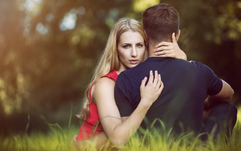 Donna che tiene in braccio un uomo nella natura durante il giorno