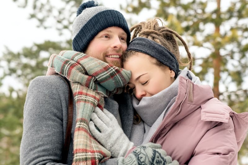 woman leaning on man