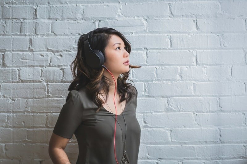 mujer escuchando música